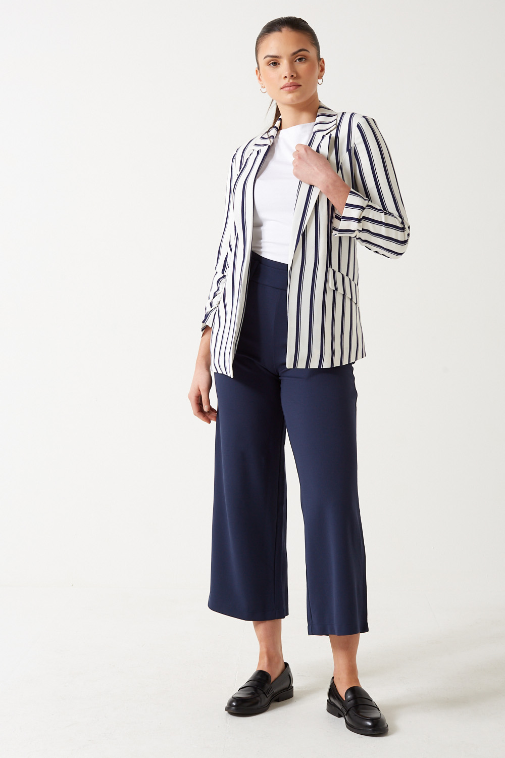 https://www.iclothing.com/media/catalog/product/d/i/diana_stripe_blazer_in_navy-3.jpg