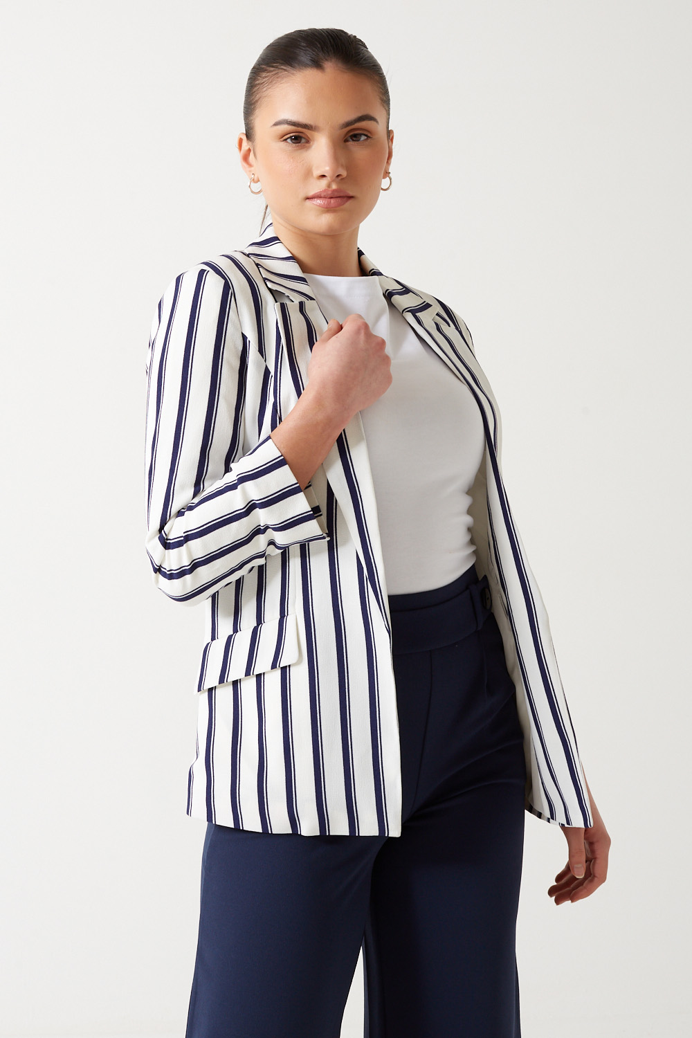 https://www.iclothing.com/media/catalog/product/d/i/diana_stripe_blazer_in_navy-4.jpg