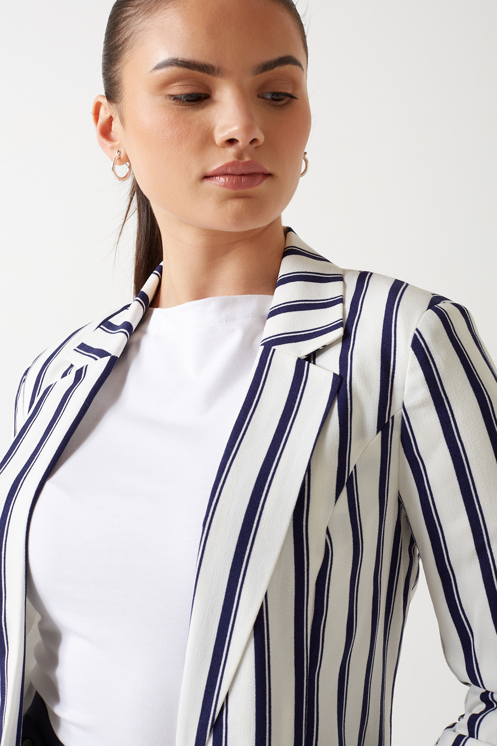 https://www.iclothing.com/media/catalog/product/d/i/diana_stripe_blazer_in_navy-5.jpg