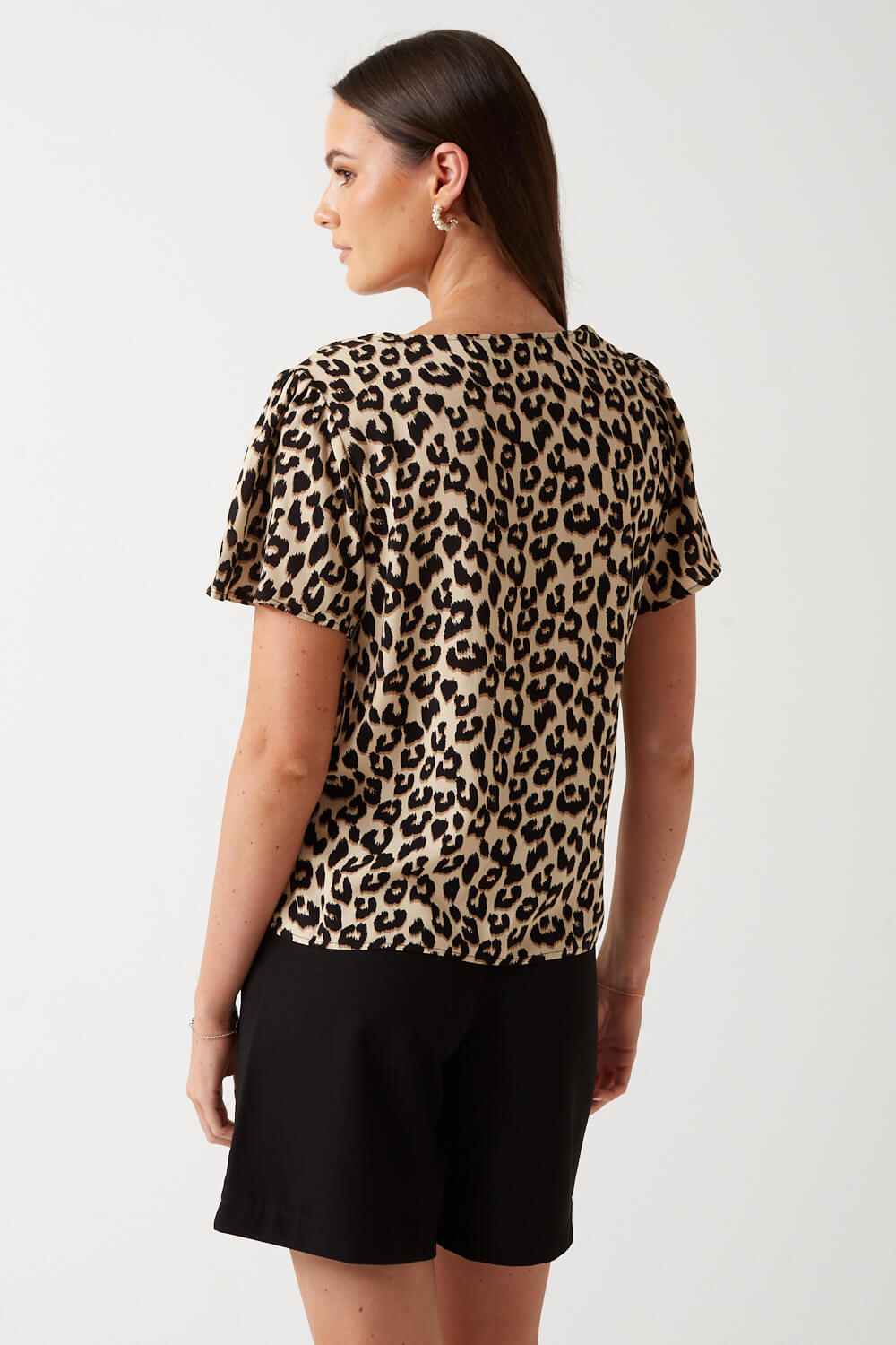 https://www.iclothing.com/media/catalog/product/e/a/easy_leopard_print_v-neck_top_in_beige-2.jpg