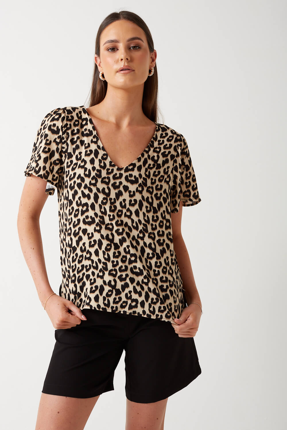 https://www.iclothing.com/media/catalog/product/e/a/easy_leopard_print_v-neck_top_in_beige-3.jpg