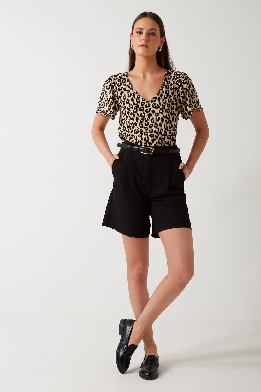 https://www.iclothing.com/media/catalog/product/e/a/easy_leopard_print_v-neck_top_in_beige-4.jpg