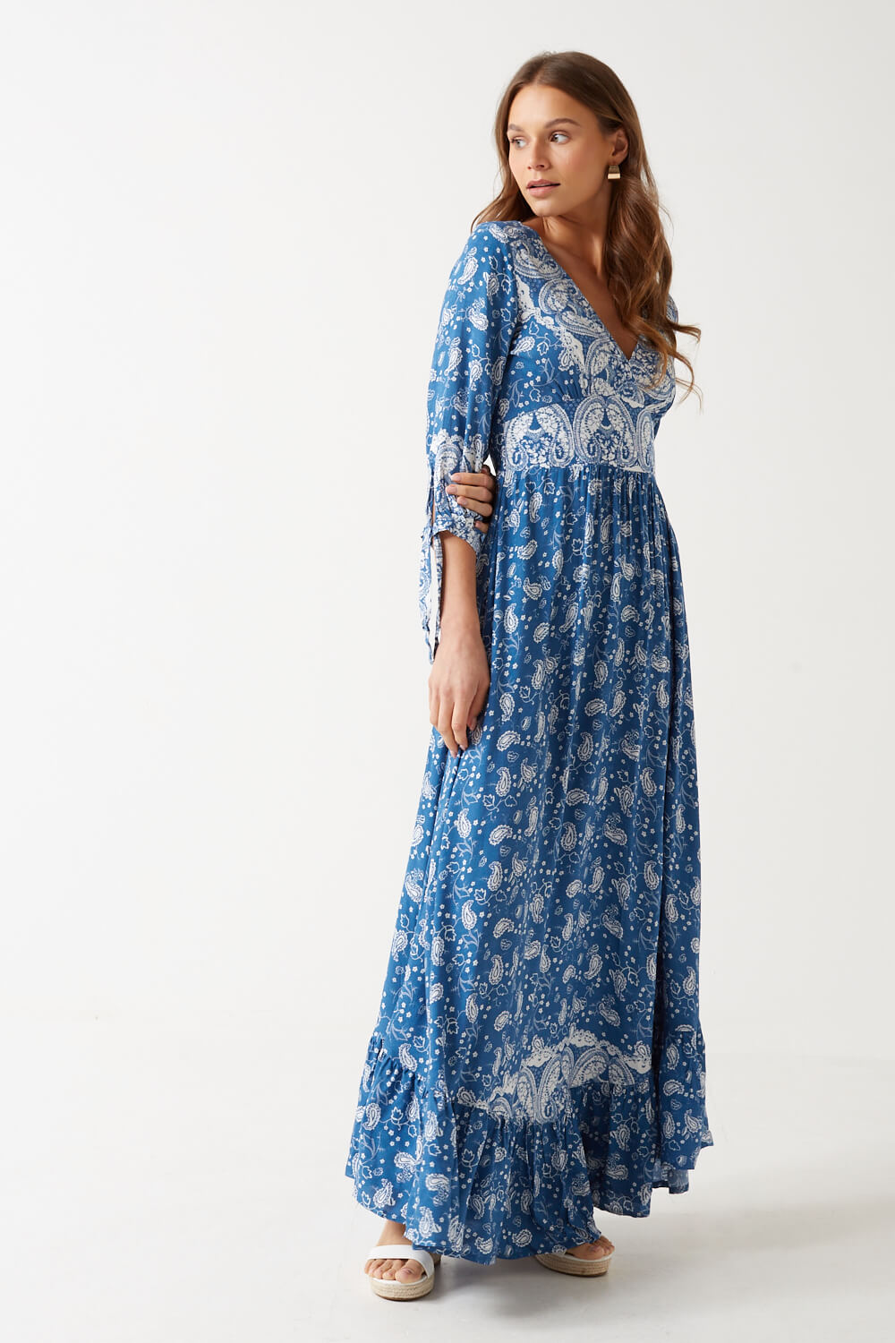 https://www.iclothing.com/media/catalog/product/e/d/eden_paisley_print_maxi_dress_in_blue-1.jpg