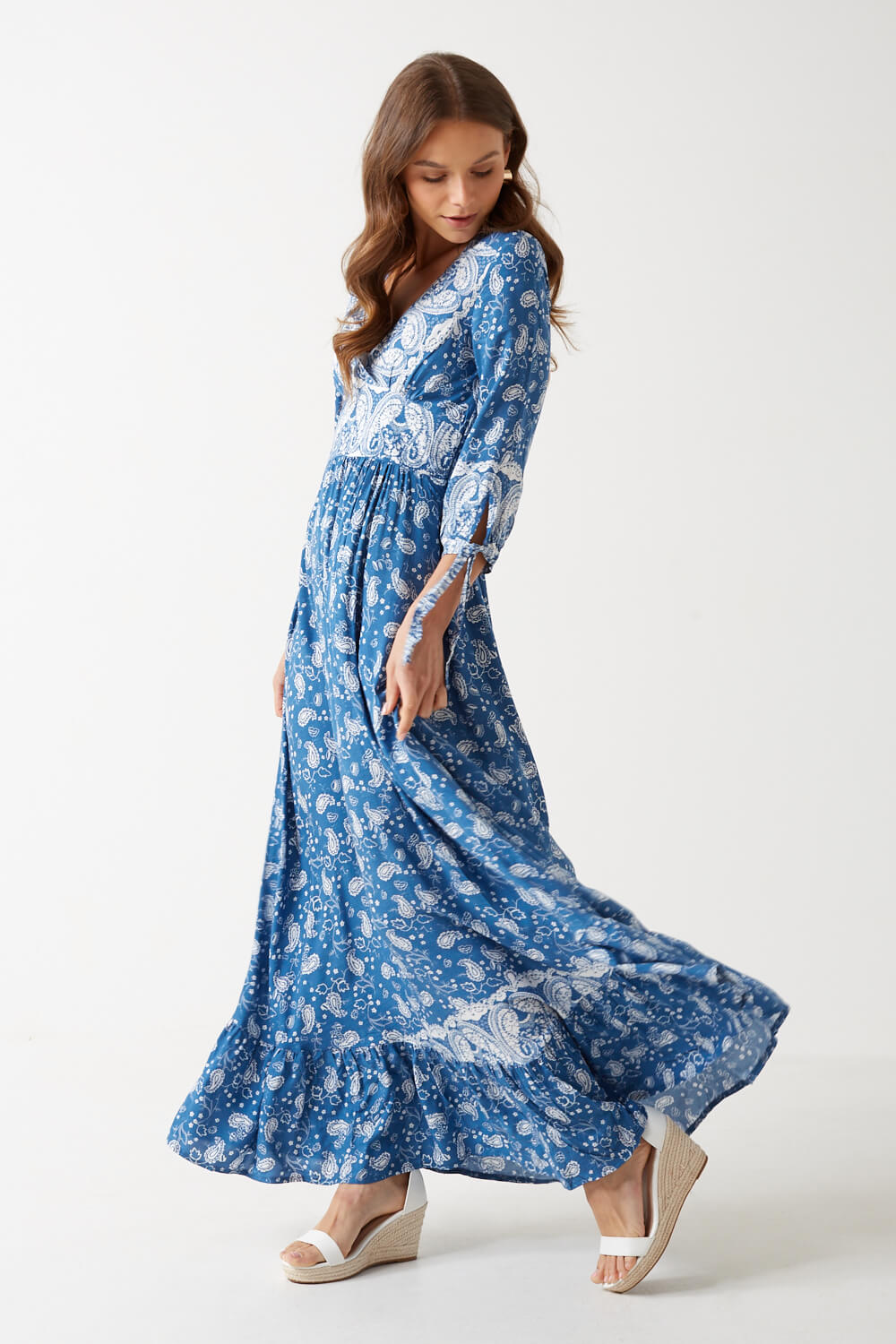 https://www.iclothing.com/media/catalog/product/e/d/eden_paisley_print_maxi_dress_in_blue-3.jpg