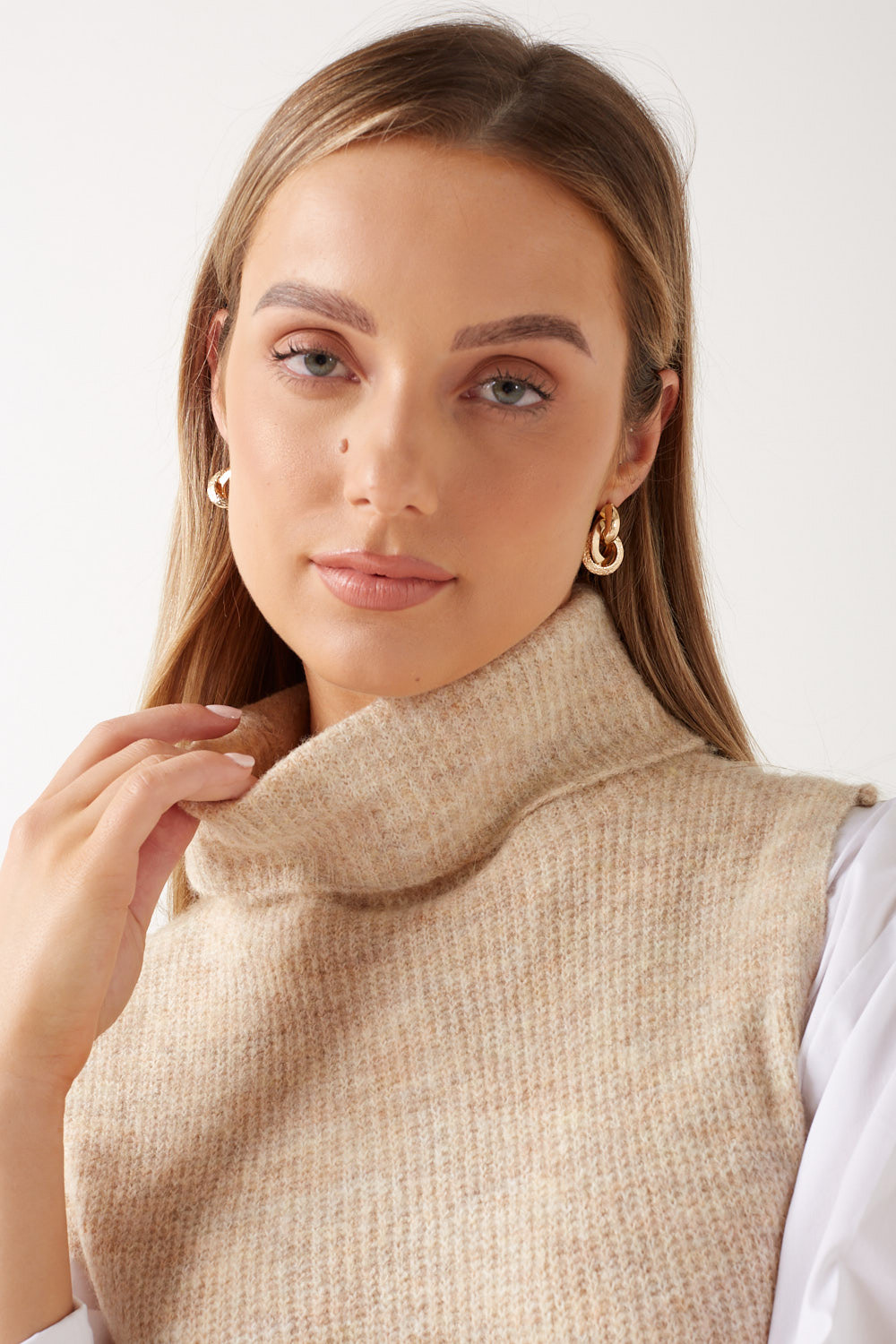 https://www.iclothing.com/media/catalog/product/e/l/ellen_rollneck_long_vest_jumper_in_light_beige-1.jpg