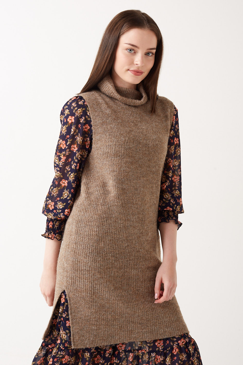 https://www.iclothing.com/media/catalog/product/e/l/ellen_rollneck_long_vest_jumper_in_light_brown-4_1.jpg