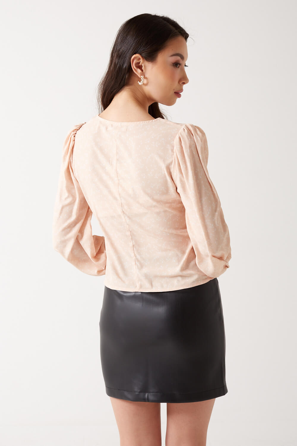 https://www.iclothing.com/media/catalog/product/e/r/erina_puff_sleeve_floral_blouse_in_peach-2.jpg