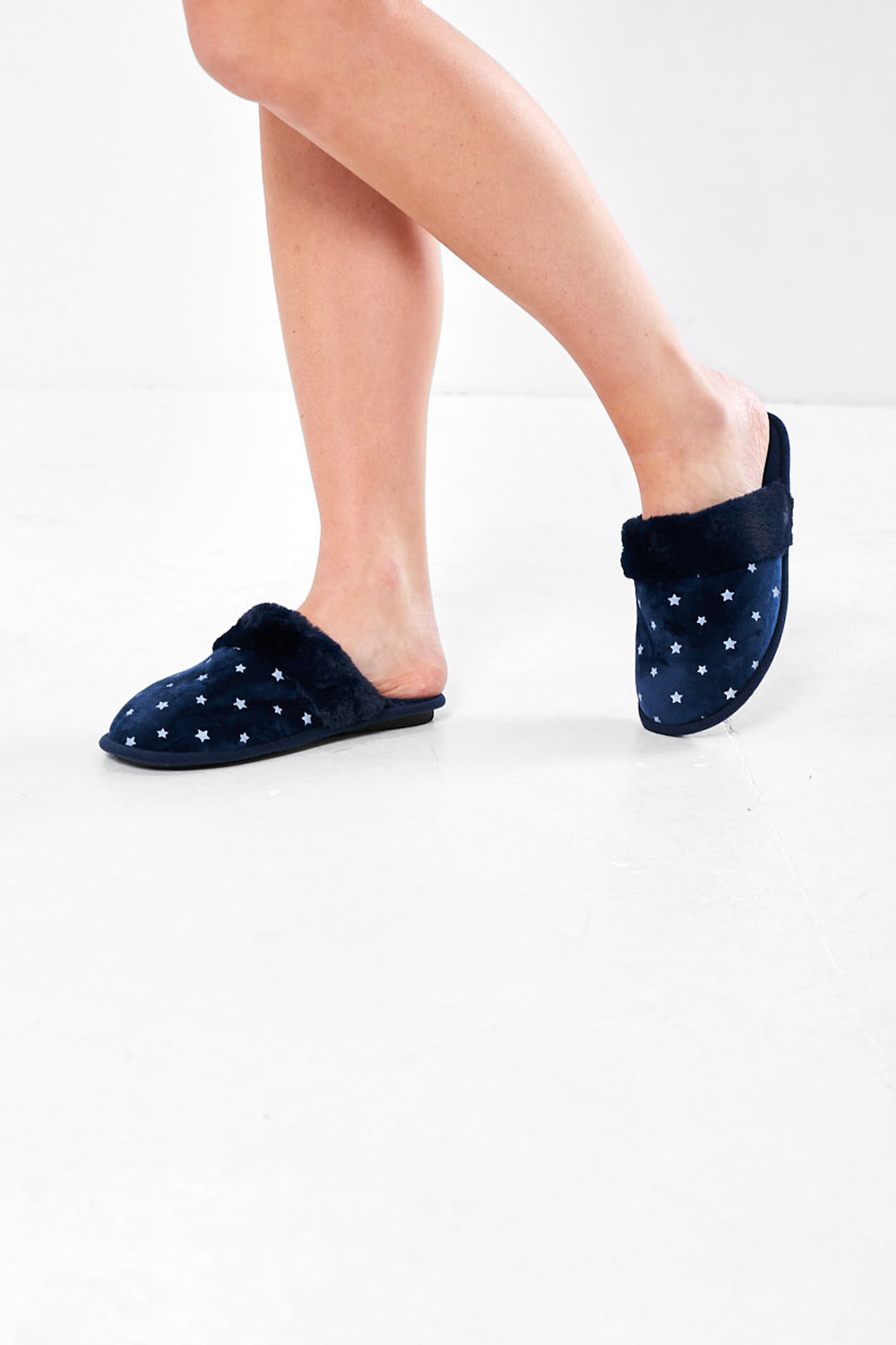 https://www.iclothing.com/media/catalog/product/f/l/fluffy_star_slippers_in_navy-2.jpg
