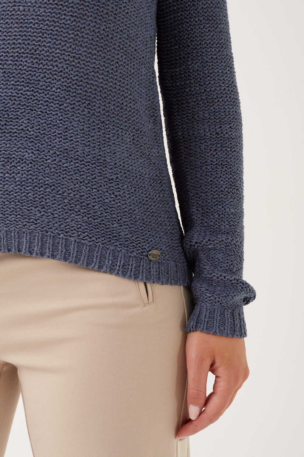 https://www.iclothing.com/media/catalog/product/g/e/geena_knit_pullover_in_dusty_blue-4a.jpg