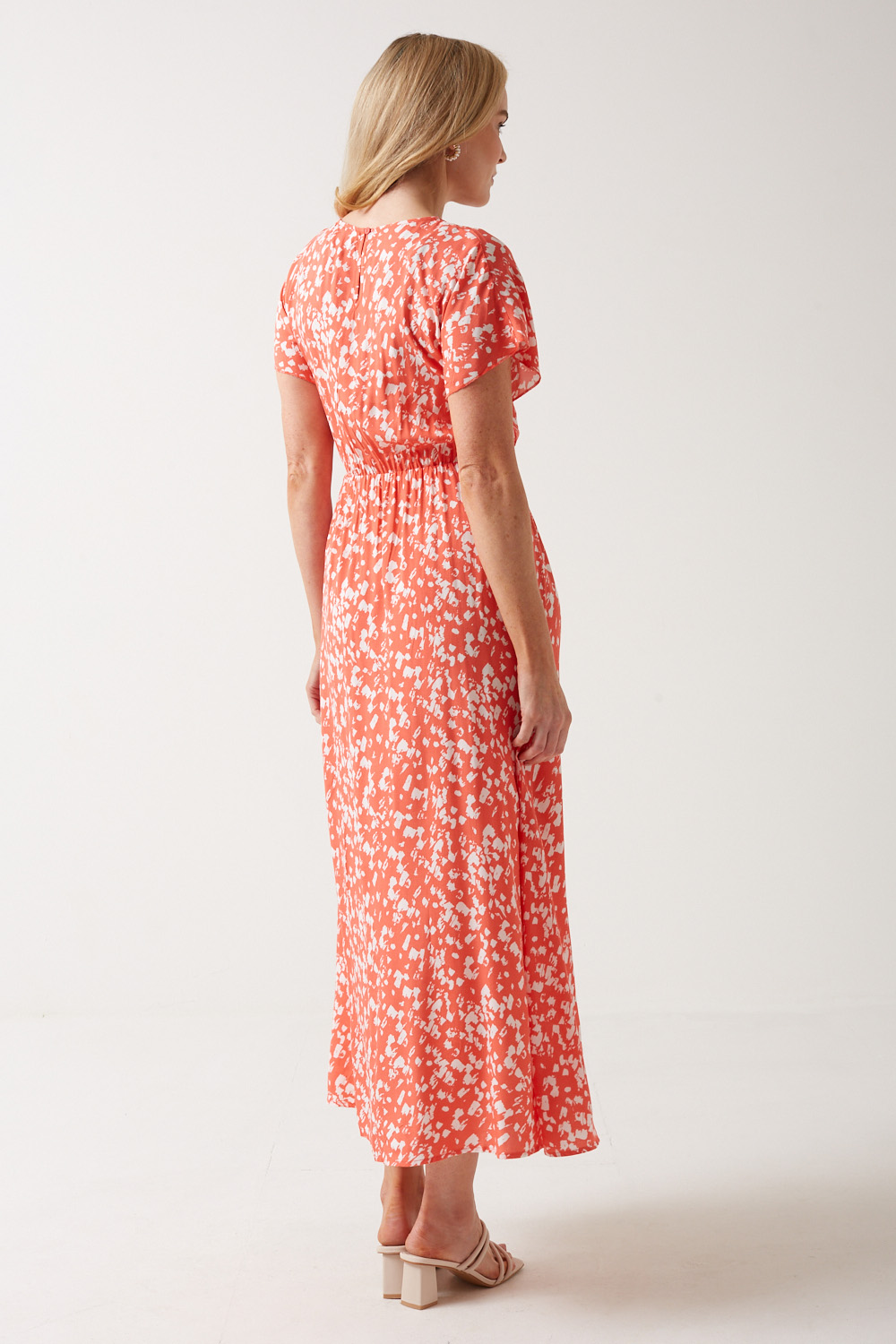 https://www.iclothing.com/media/catalog/product/g/e/georgia_printed_midi_dress_in_coral-4.jpg