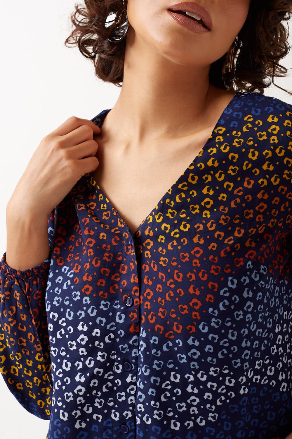 https://www.iclothing.com/media/catalog/product/i/m/imelda_v-neck_animal_print_blouse_in_navy-1.jpg
