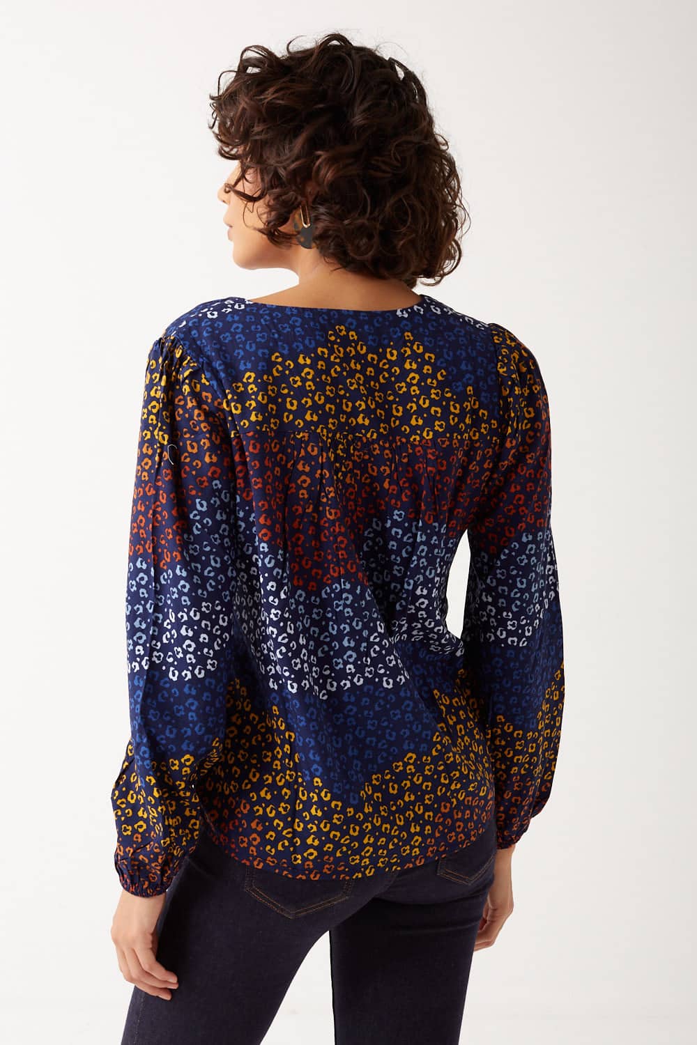 https://www.iclothing.com/media/catalog/product/i/m/imelda_v-neck_animal_print_blouse_in_navy-3.jpg