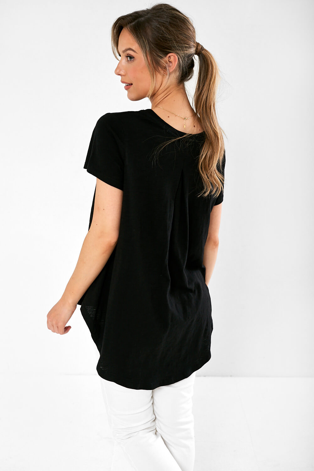 https://www.iclothing.com/media/catalog/product/j/a/jade_t-shirt_in_black-2.jpg