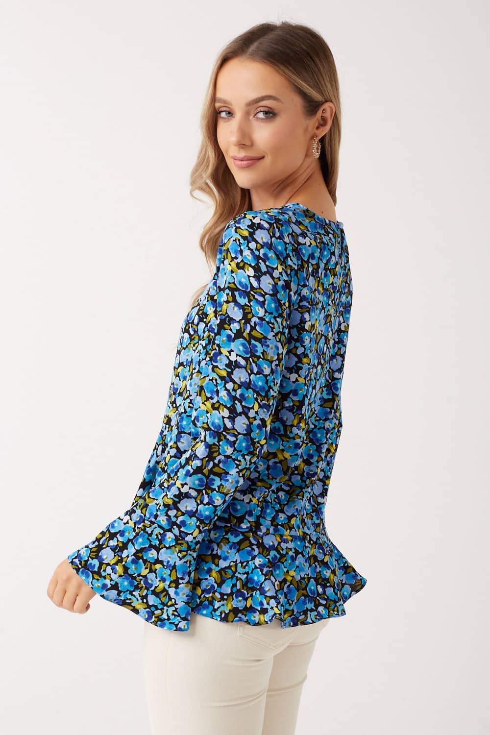 https://www.iclothing.com/media/catalog/product/j/e/jenna_bell_sleeve_floral_blouse_in_blue-2.jpg