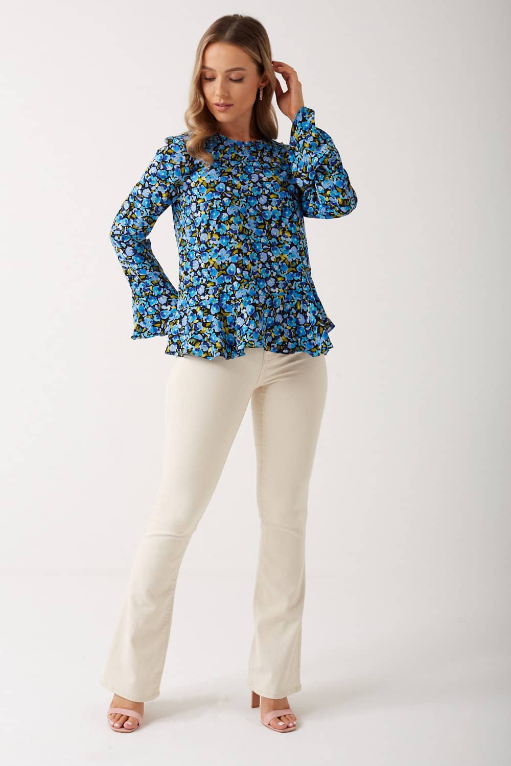 https://www.iclothing.com/media/catalog/product/j/e/jenna_bell_sleeve_floral_blouse_in_blue-3.jpg