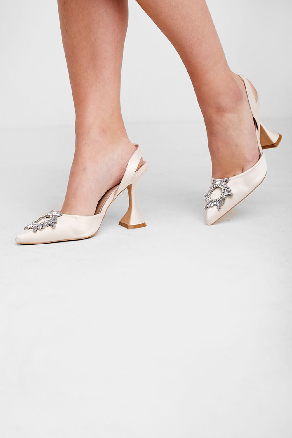 https://www.iclothing.com/media/catalog/product/j/o/jodie_jewel_brooch_heels_in_beige-1.jpg