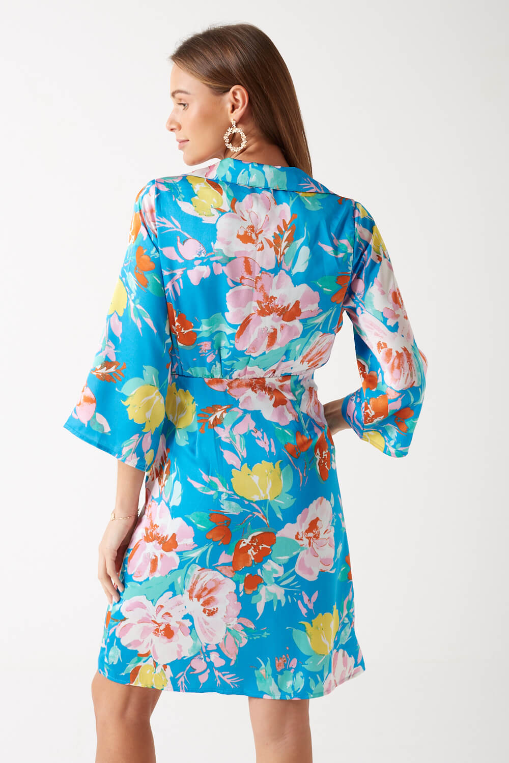 https://www.iclothing.com/media/catalog/product/j/u/julie_floral_print_short_wrap_dress_in_blue-3.jpg