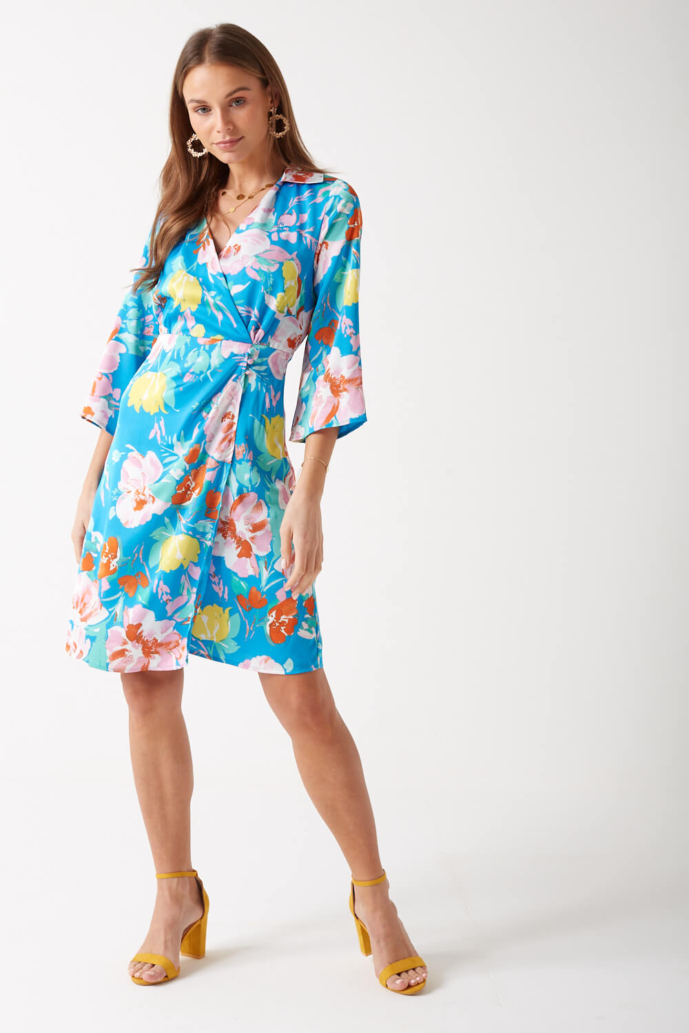 https://www.iclothing.com/media/catalog/product/j/u/julie_floral_print_short_wrap_dress_in_blue-4.jpg