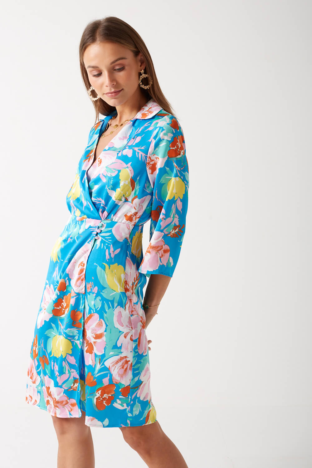 https://www.iclothing.com/media/catalog/product/j/u/julie_floral_print_short_wrap_dress_in_blue-5.jpg