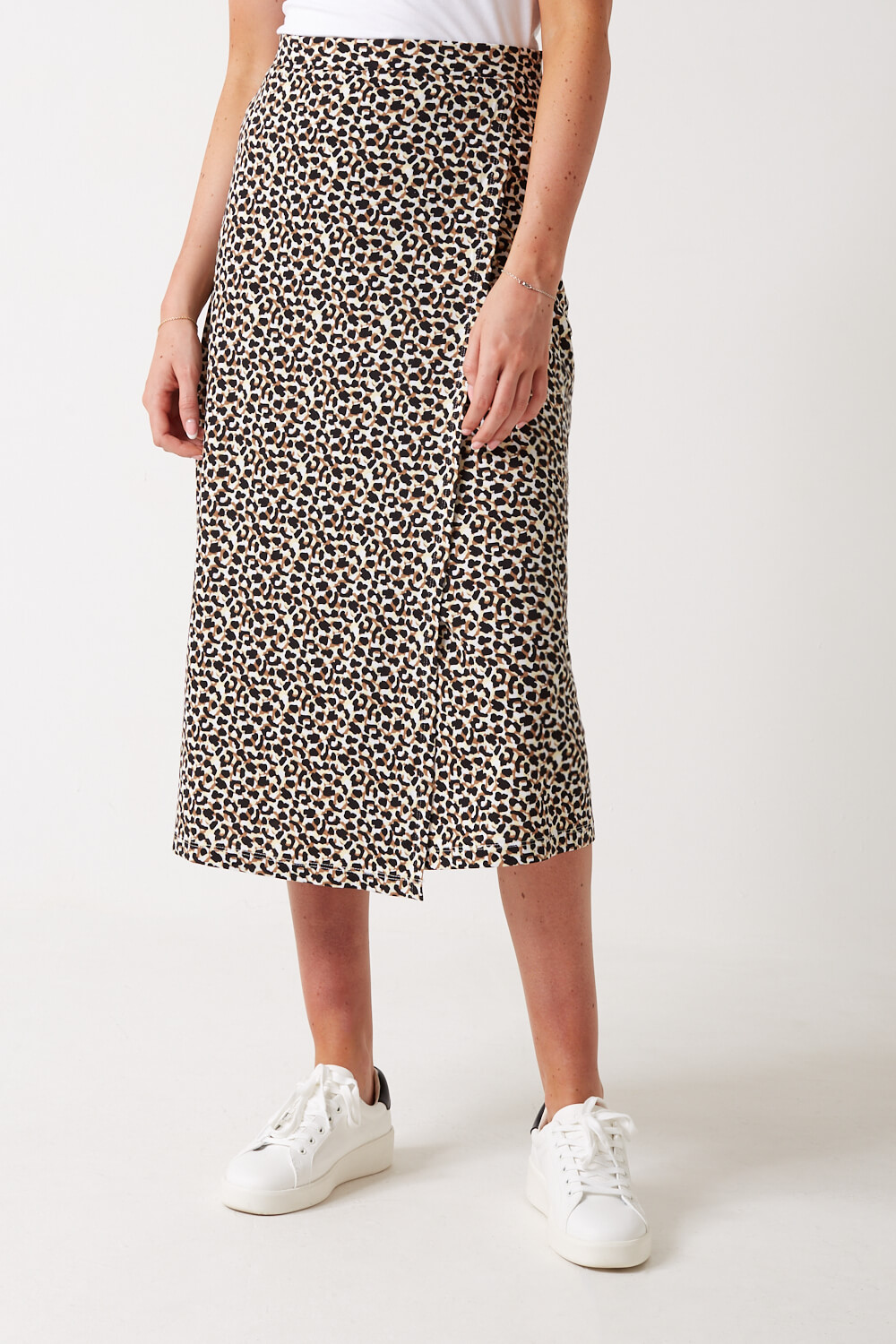 https://www.iclothing.com/media/catalog/product/k/a/kamilla_midi_skirt_in_leopard_print-1.jpg