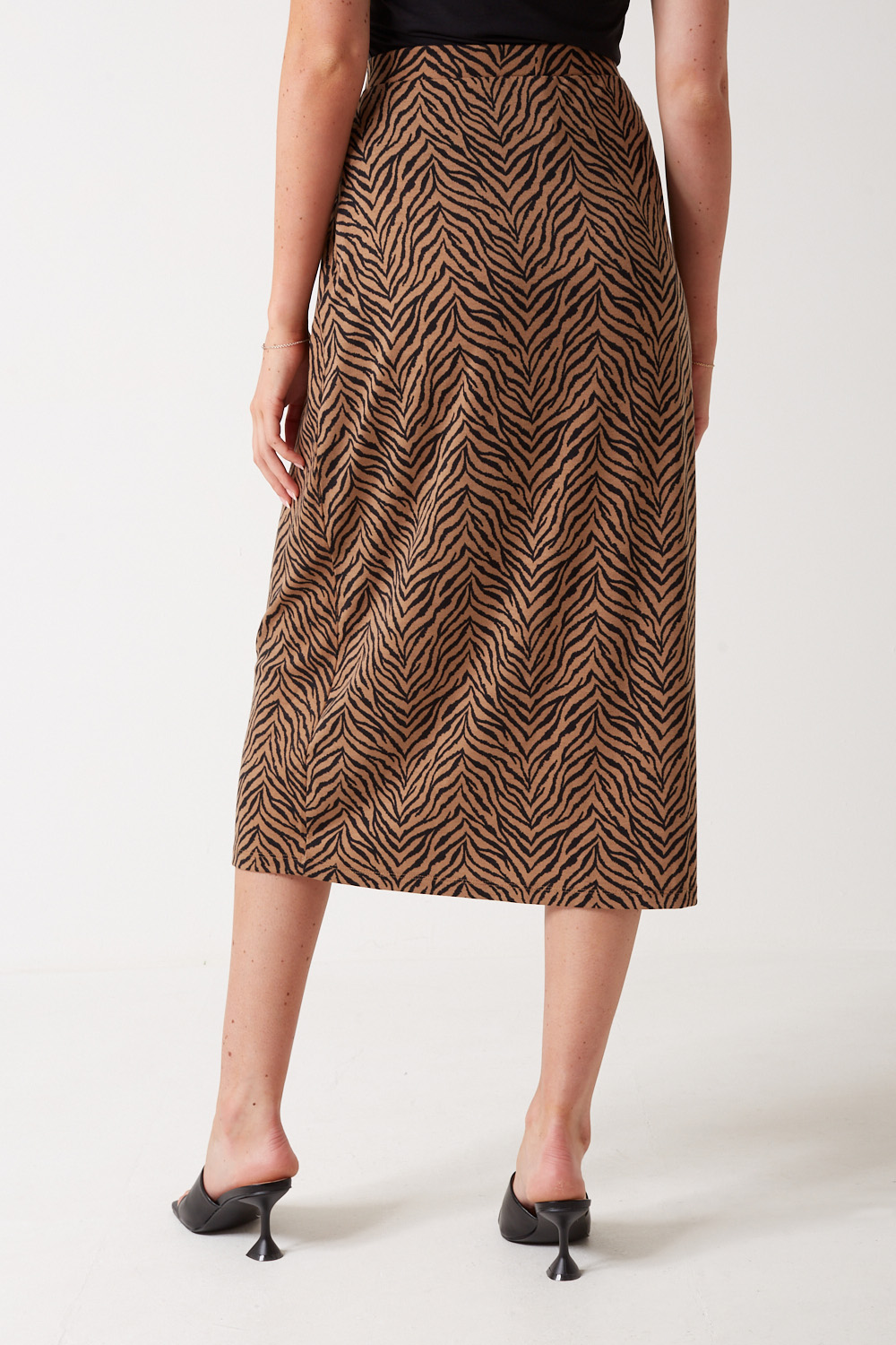 https://www.iclothing.com/media/catalog/product/k/a/kamilla_midi_skirt_in_zebra_print-2.jpg