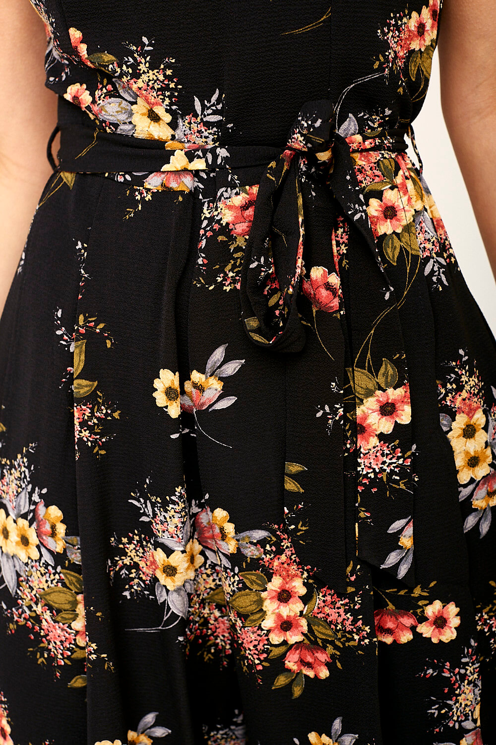https://www.iclothing.com/media/catalog/product/k/a/karlie_floral_halter_neck_jumpsuit_in_black-8.jpg