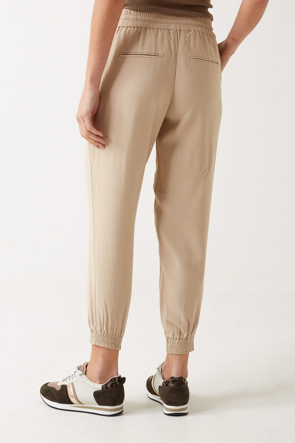 https://www.iclothing.com/media/catalog/product/k/e/kelda_joggers_in_beige-2.jpg