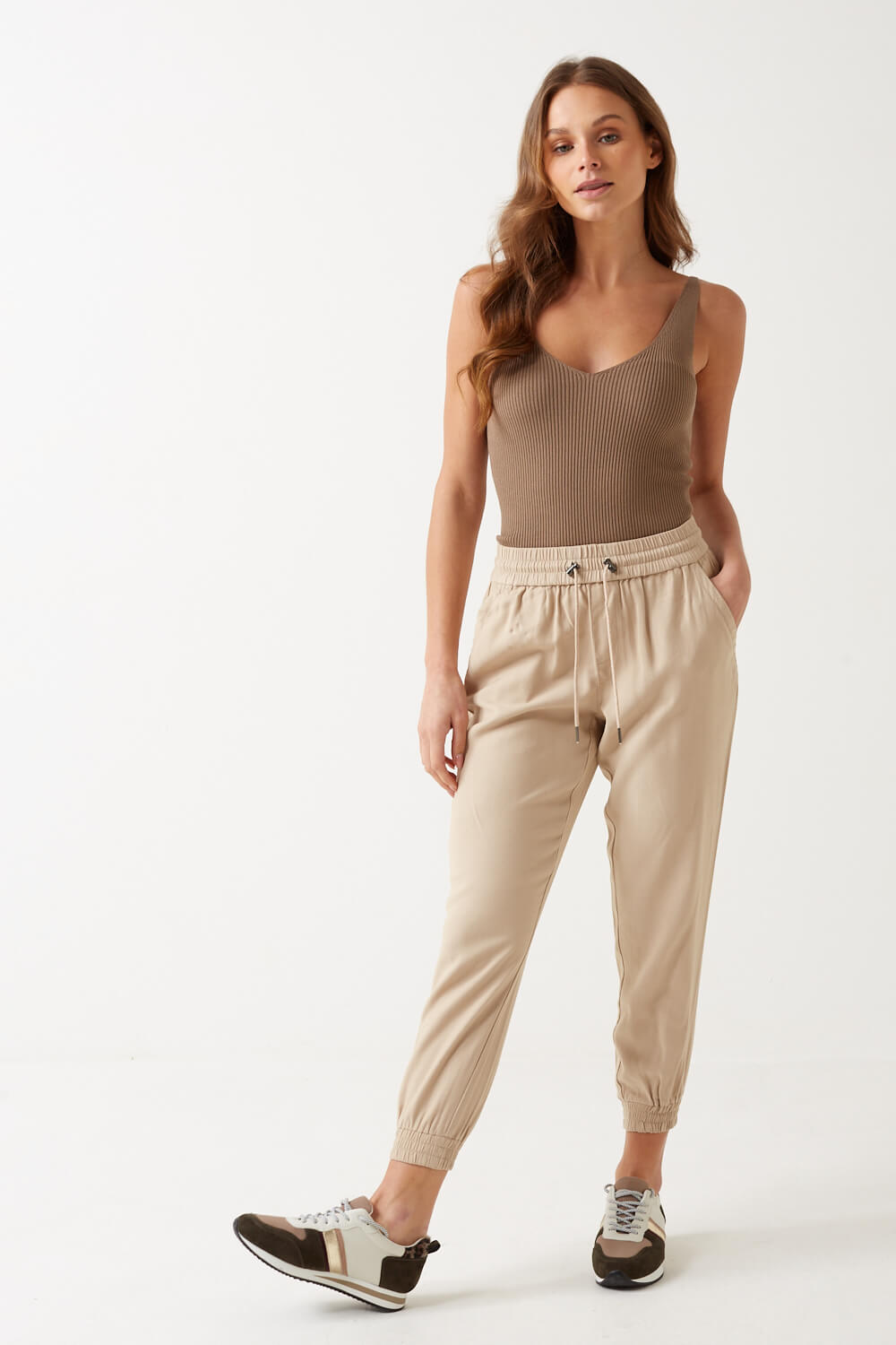 https://www.iclothing.com/media/catalog/product/k/e/kelda_joggers_in_beige-3.jpg