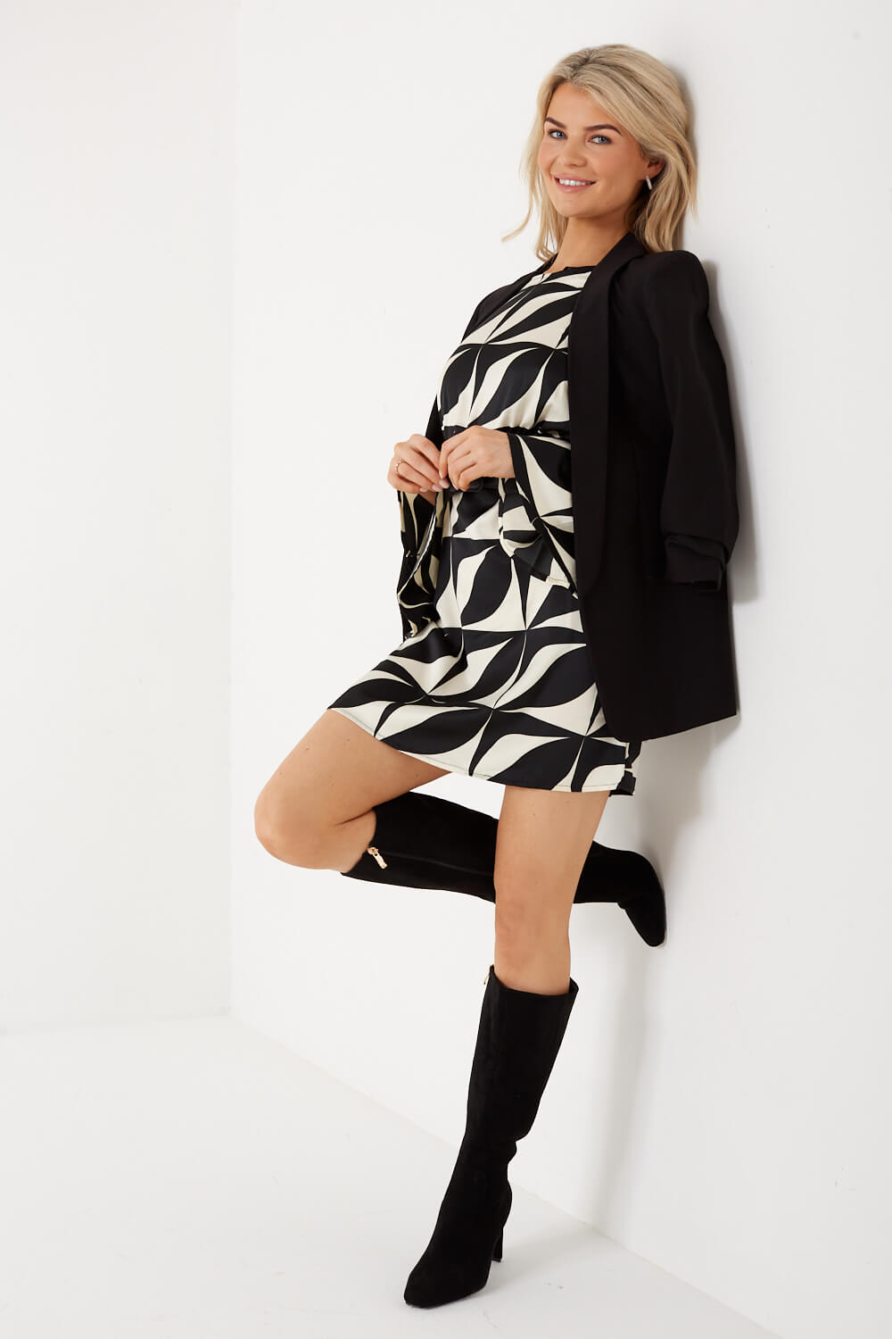 https://www.iclothing.com/media/catalog/product/k/y/kypra_bell_sleeve_printed_mini_dress_in_black-4.jpg