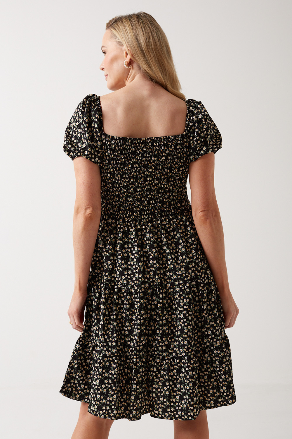 https://www.iclothing.com/media/catalog/product/l/a/larissa_floral_smock_dress_in_black-2.jpg