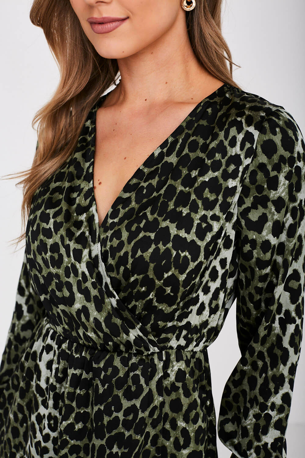https://www.iclothing.com/media/catalog/product/l/e/leora_leopard_wrap_dress_in_green-6.jpg