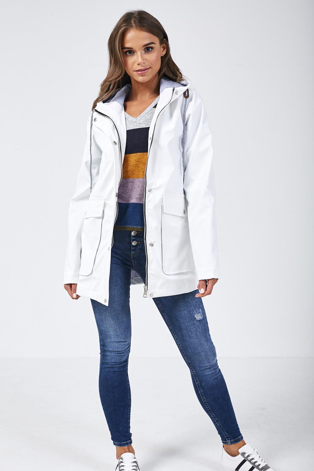 https://www.iclothing.com/media/catalog/product/l/i/lilly_stripe_lined_raincoat_in_white-1_2.jpg