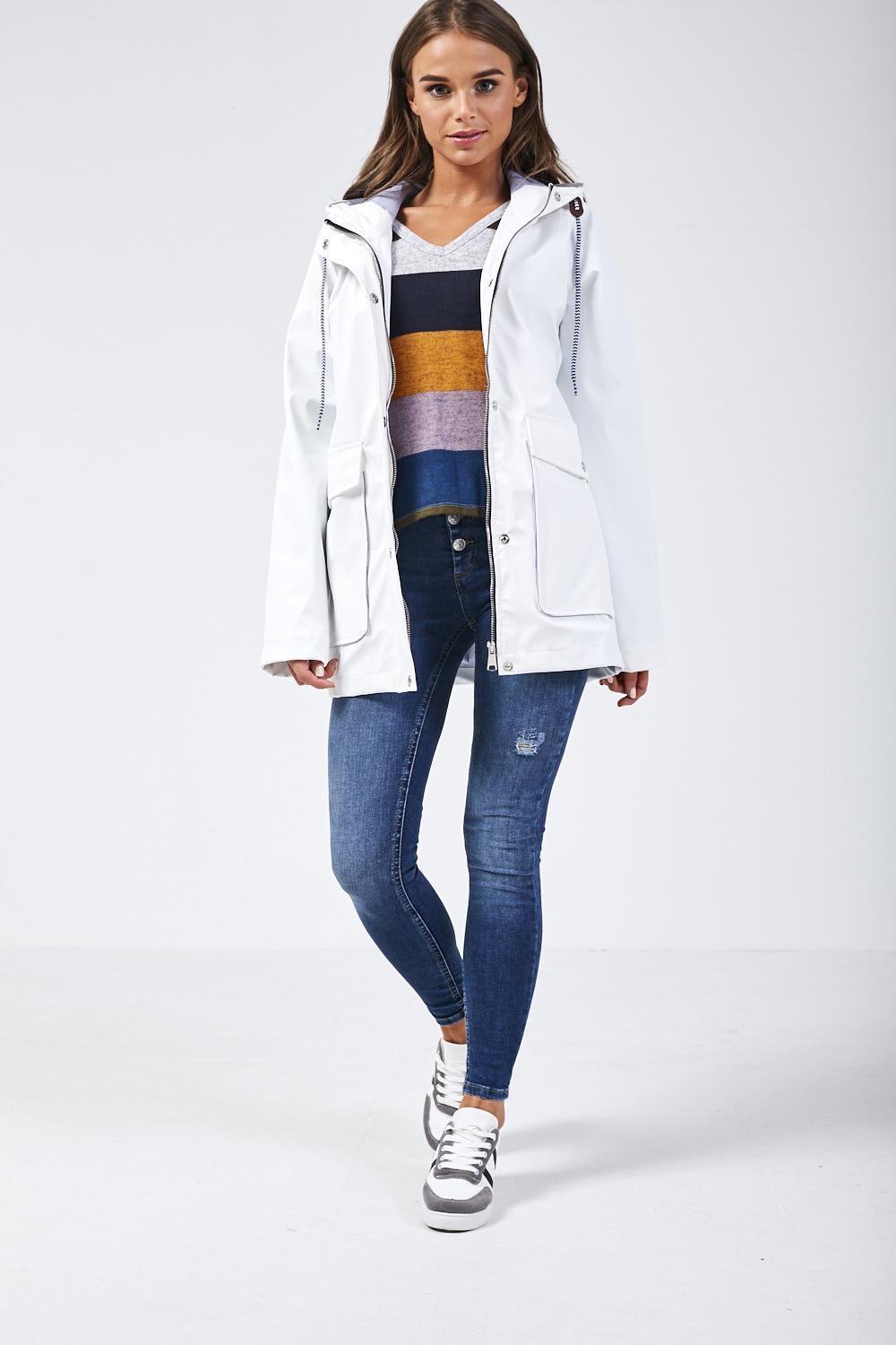 https://www.iclothing.com/media/catalog/product/l/i/lilly_stripe_lined_raincoat_in_white-4_2.jpg