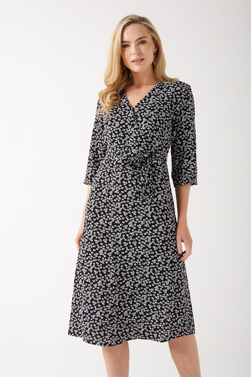 https://www.iclothing.com/media/catalog/product/l/i/lion_3_4_sleeve_floral_v_neck_wrap_dress_in_black-5.jpg