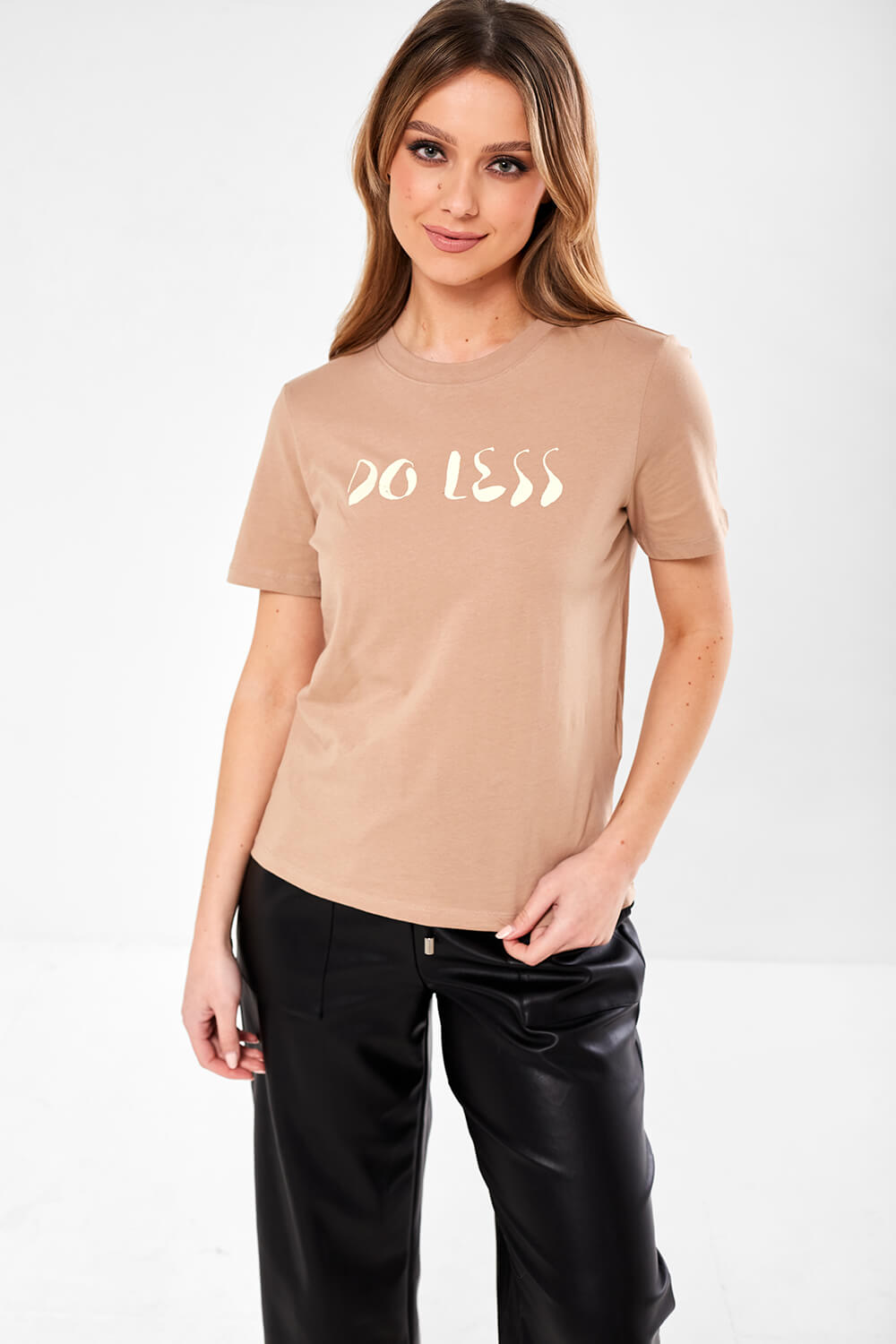 https://www.iclothing.com/media/catalog/product/l/i/liwy_do_less_tee_in_beige-2.jpg