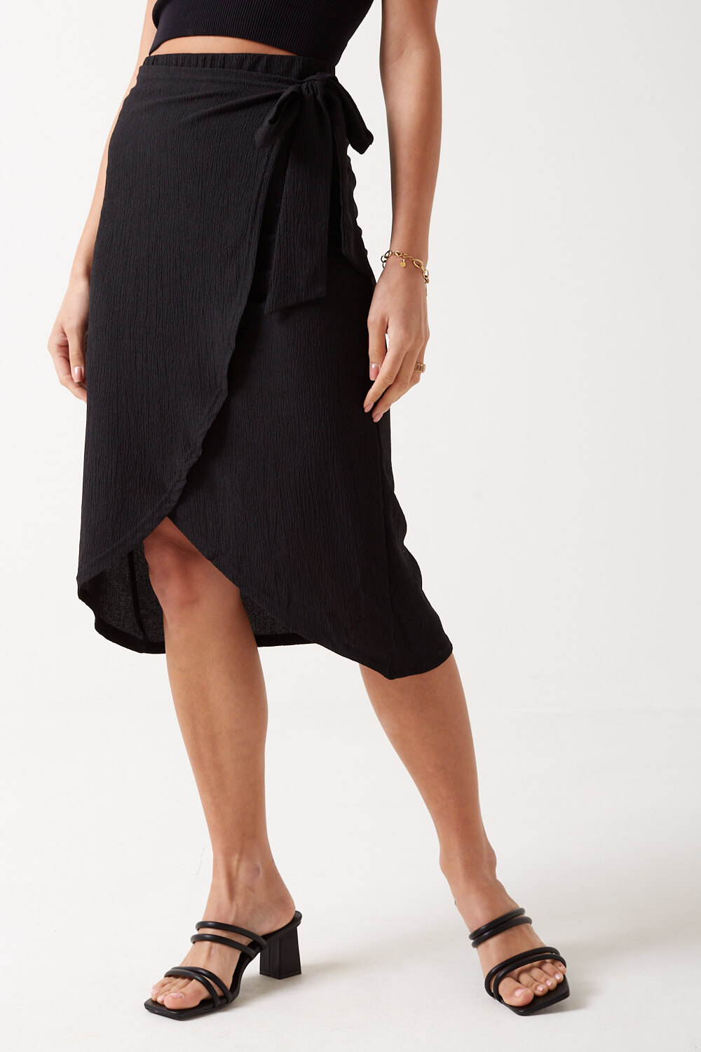 https://www.iclothing.com/media/catalog/product/l/u/luna_wrap_skirt_in_black-1.jpg