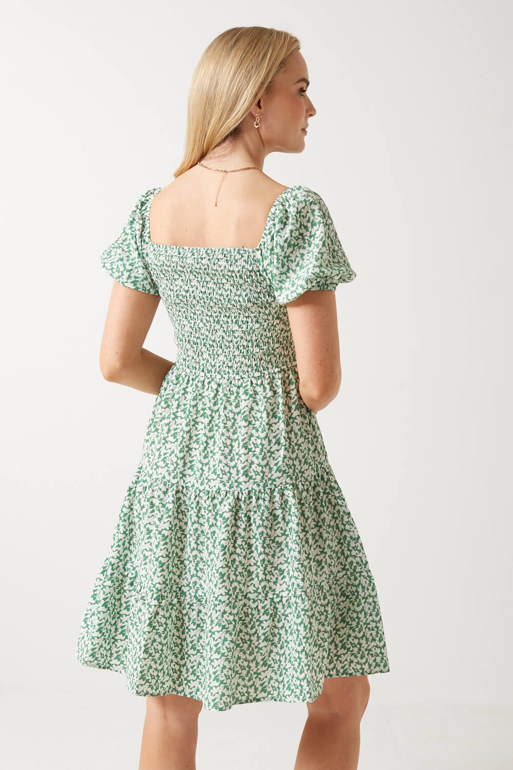 https://www.iclothing.com/media/catalog/product/m/a/maddy_short_floral_dress_in_green-2.jpg