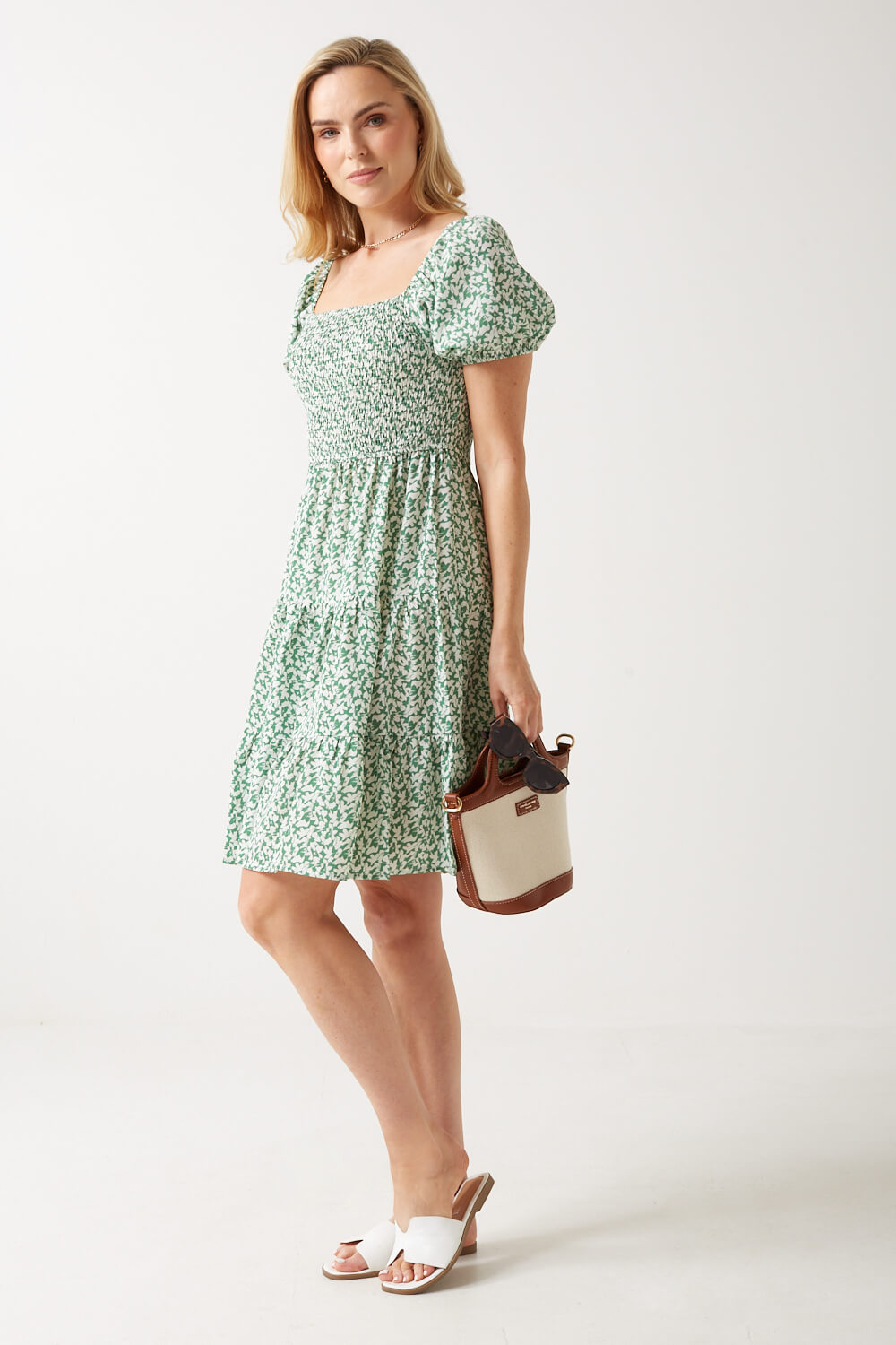 https://www.iclothing.com/media/catalog/product/m/a/maddy_short_floral_dress_in_green-3.jpg