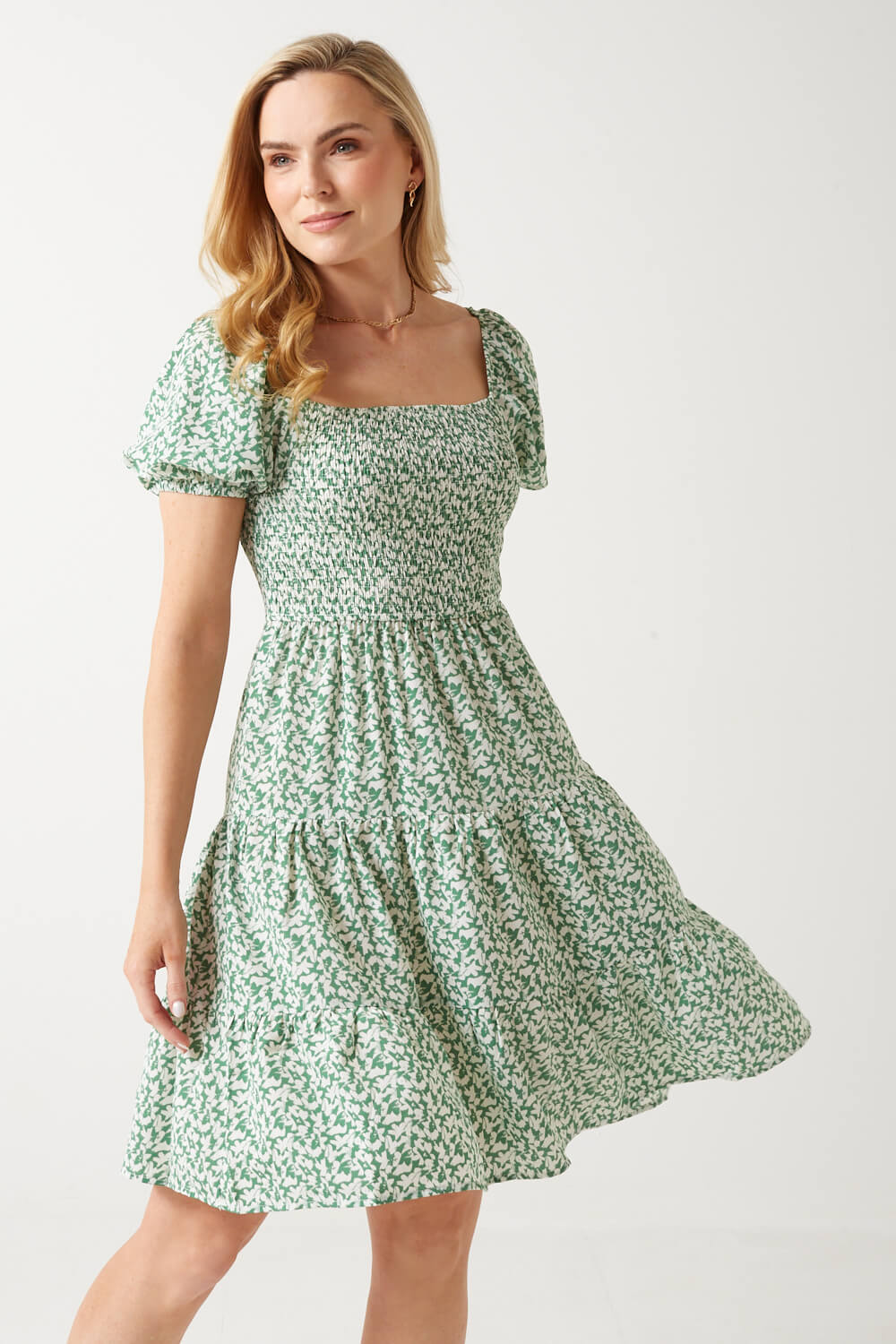 https://www.iclothing.com/media/catalog/product/m/a/maddy_short_floral_dress_in_green-4.jpg