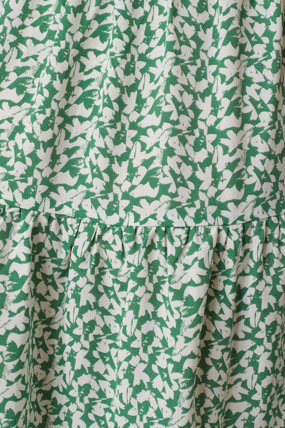 https://www.iclothing.com/media/catalog/product/m/a/maddy_short_floral_dress_in_green-6.jpg