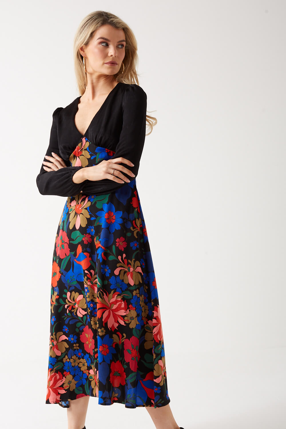 https://www.iclothing.com/media/catalog/product/m/a/mandy_floral_print_midi_dress_in_black-5.jpg