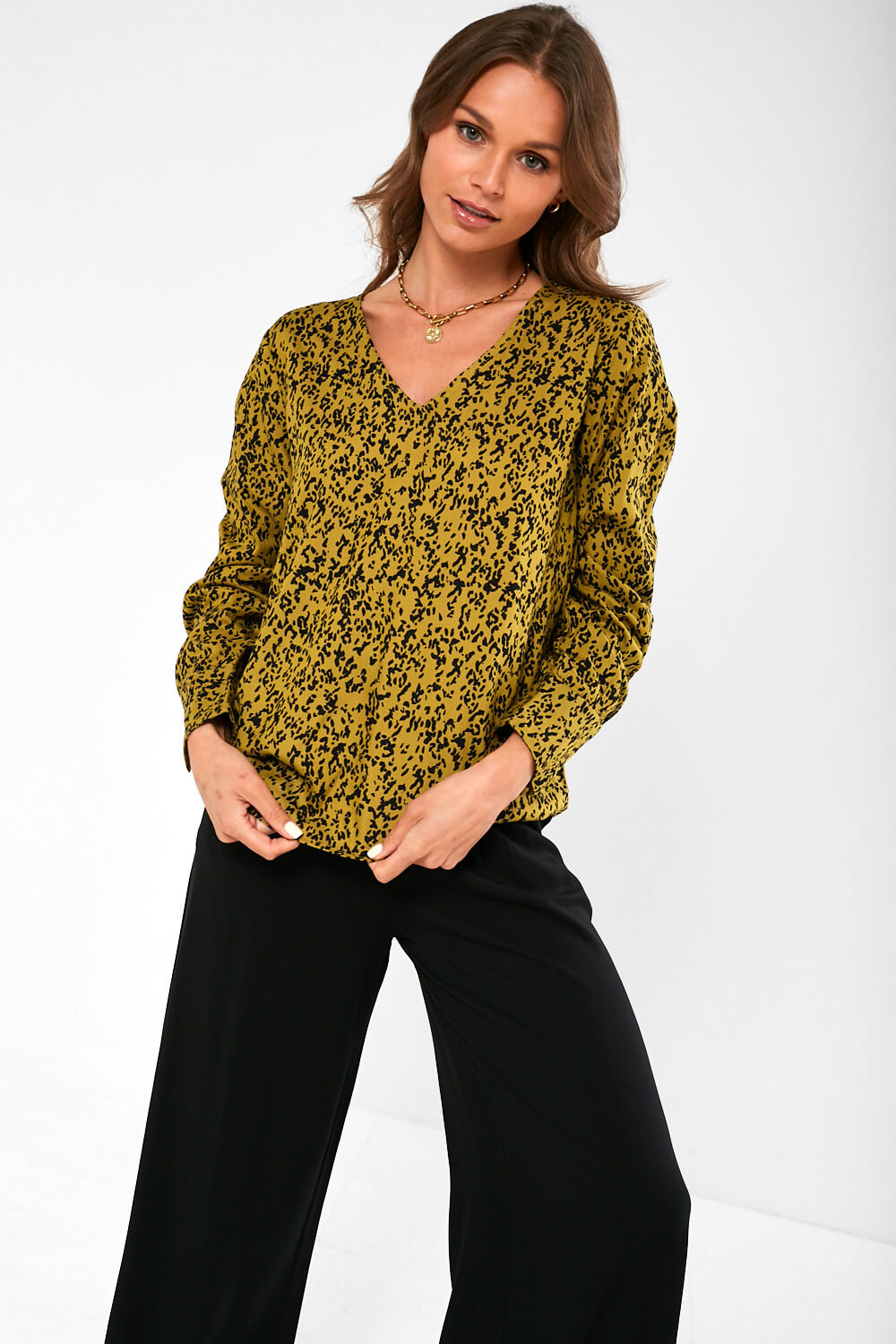 https://www.iclothing.com/media/catalog/product/m/e/melvin_printed_blouse_in_moss_green-6.jpg