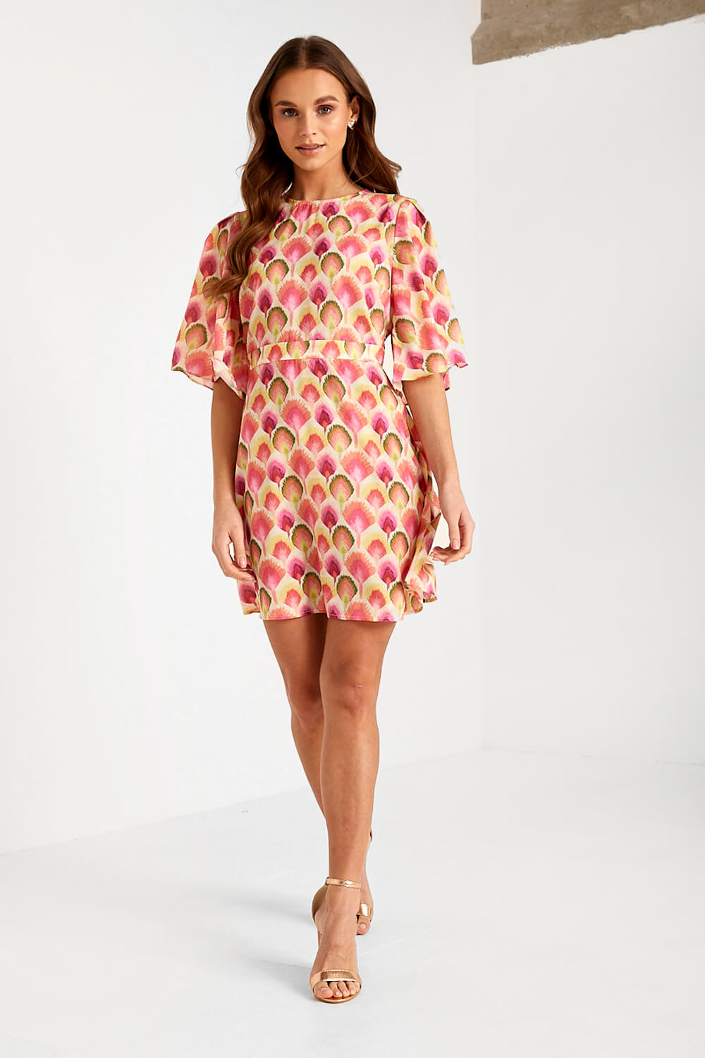 https://www.iclothing.com/media/catalog/product/m/i/misty_short_dress_in_pink-7.jpg