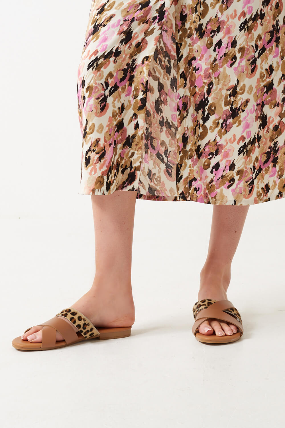 https://www.iclothing.com/media/catalog/product/n/a/naomi_slider_sandals_in_brown_leopard-1.jpg