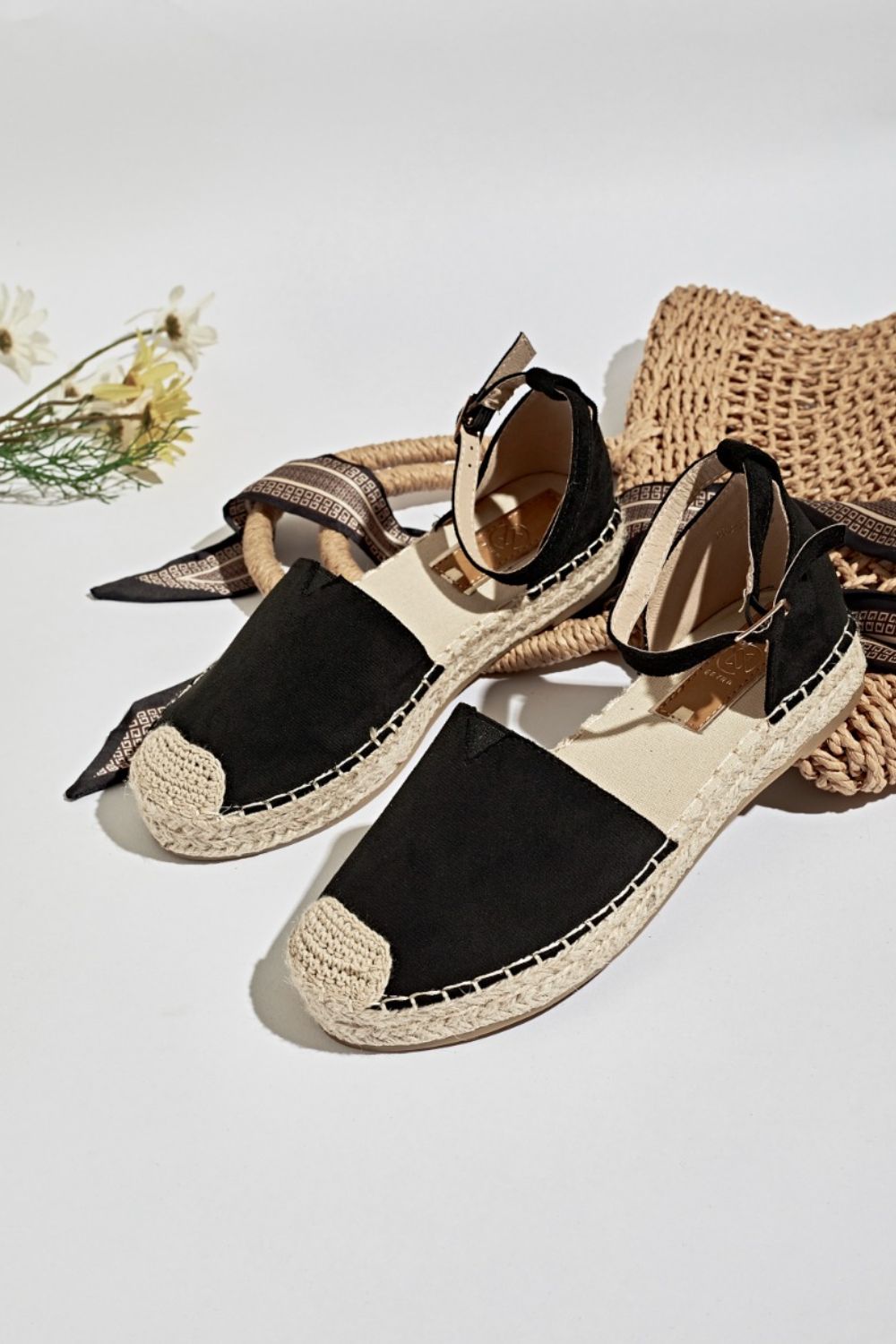 https://www.iclothing.com/media/catalog/product/n/i/nina_espadrille_sandals_in_black-2.jpg