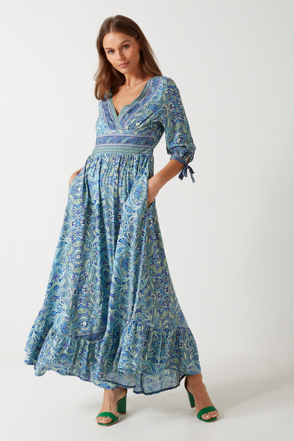 https://www.iclothing.com/media/catalog/product/n/o/norma_floral_print_maxi_dress_in_blue-1.jpg