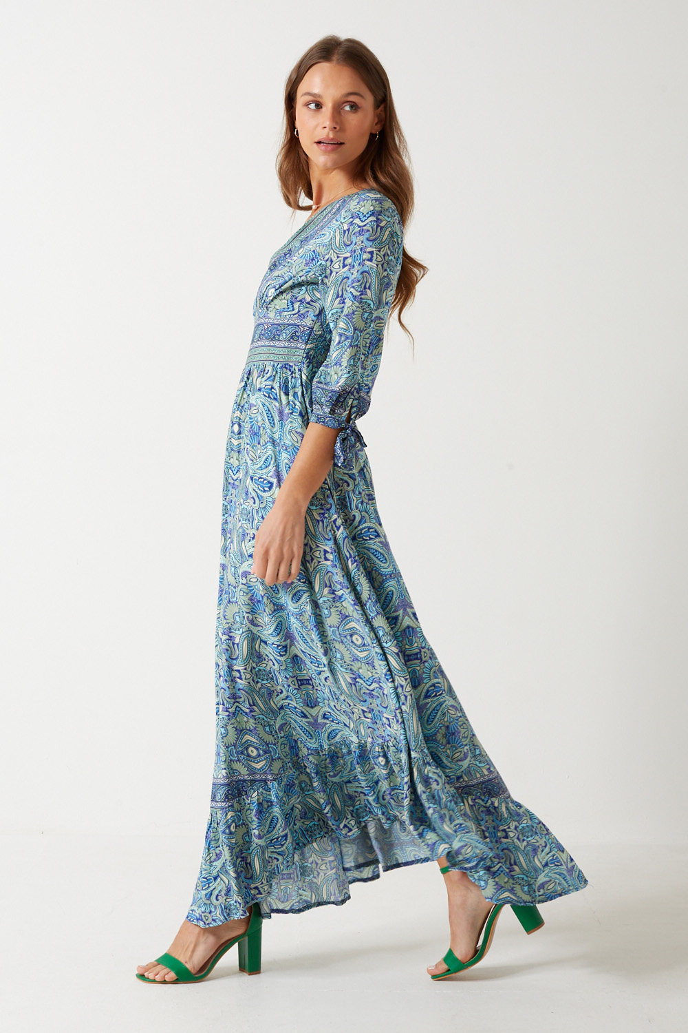 https://www.iclothing.com/media/catalog/product/n/o/norma_floral_print_maxi_dress_in_blue-3.jpg