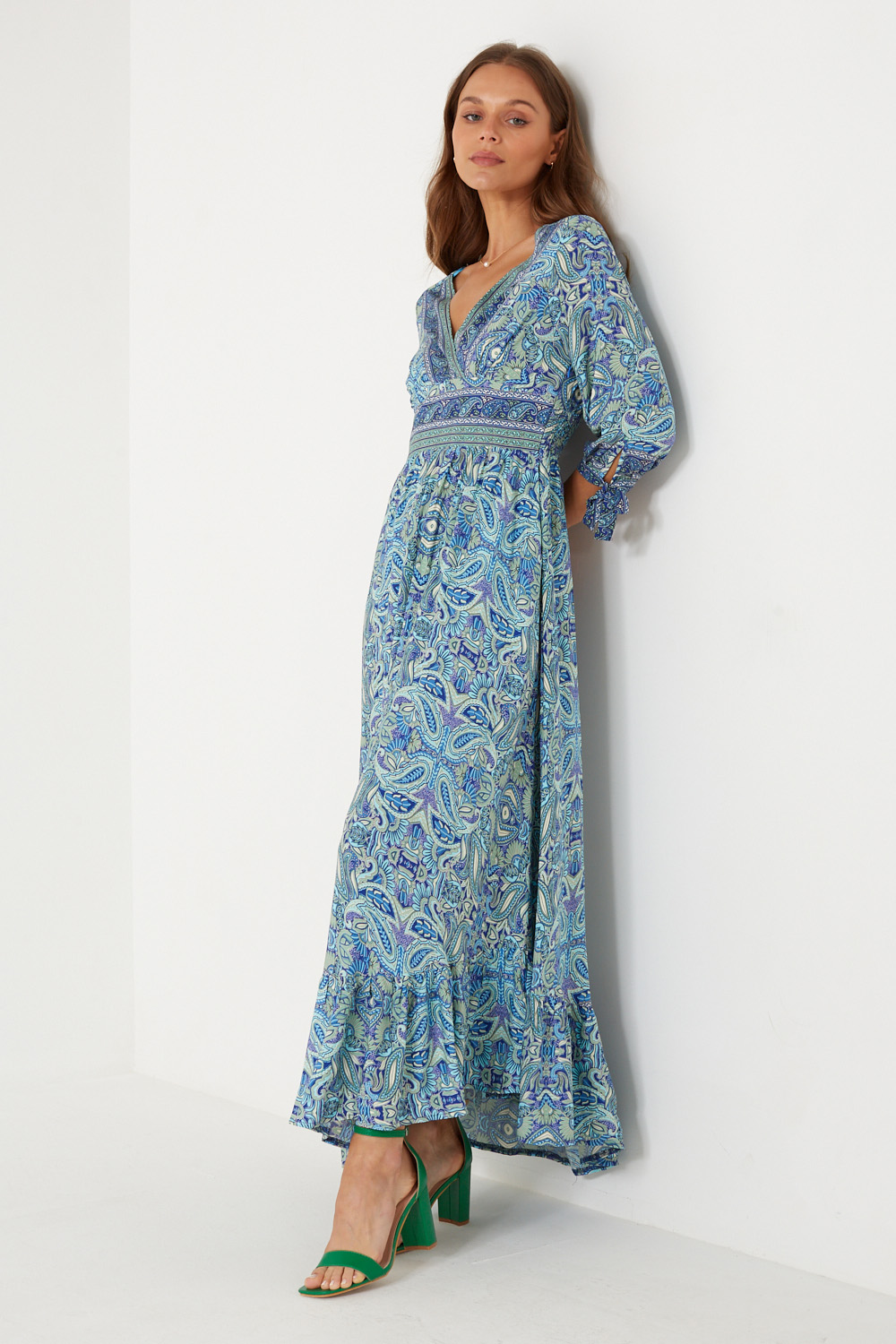 https://www.iclothing.com/media/catalog/product/n/o/norma_floral_print_maxi_dress_in_blue-4.jpg