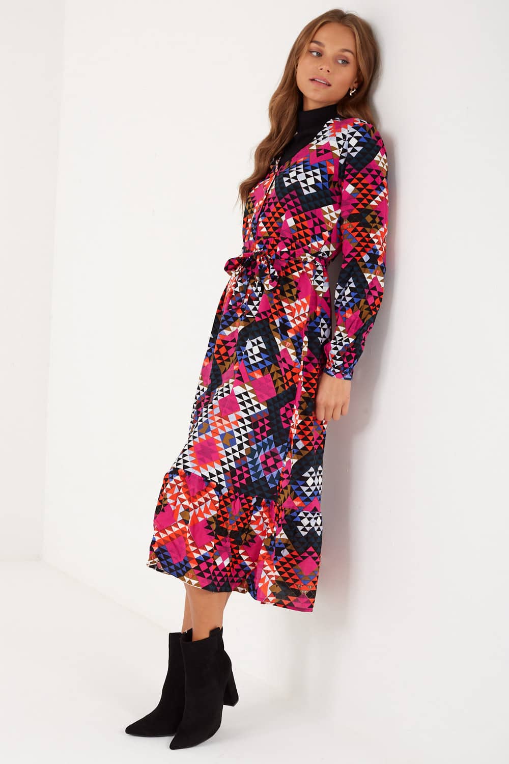https://www.iclothing.com/media/catalog/product/n/o/nova_geometric_print_midi_dress_in_multi-4.jpg