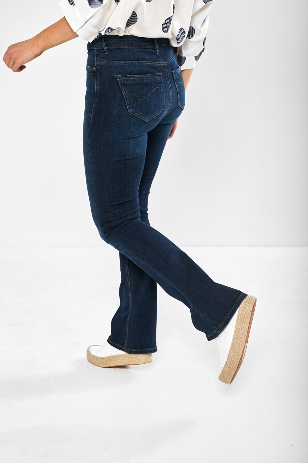 https://www.iclothing.com/media/catalog/product/p/a/paola_flared_jeans_in_dark_blue_denim-1.jpg